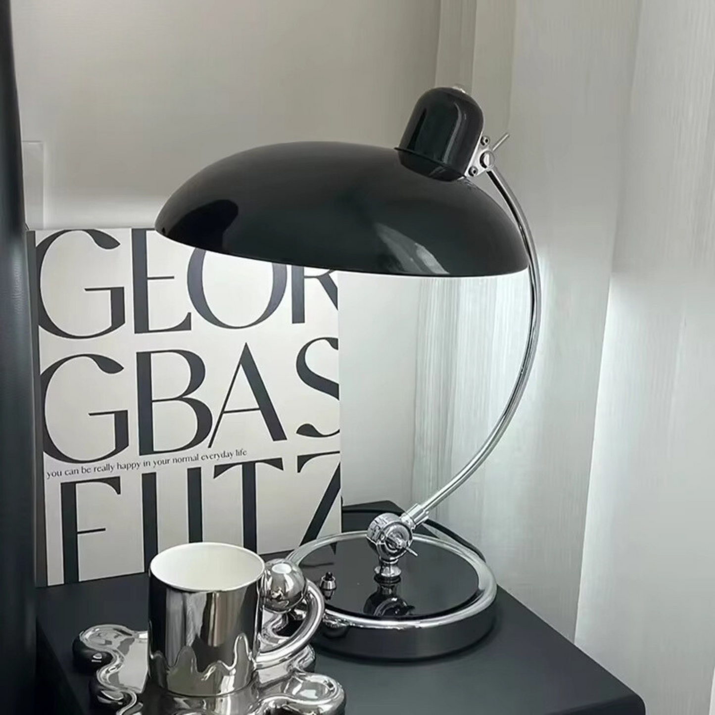 ScandiArc Tafellamp – Bauhaus Designlamp met Scandinavische Vormgeving, Verchroomde Afwerking & Gerichte LED Verlichting