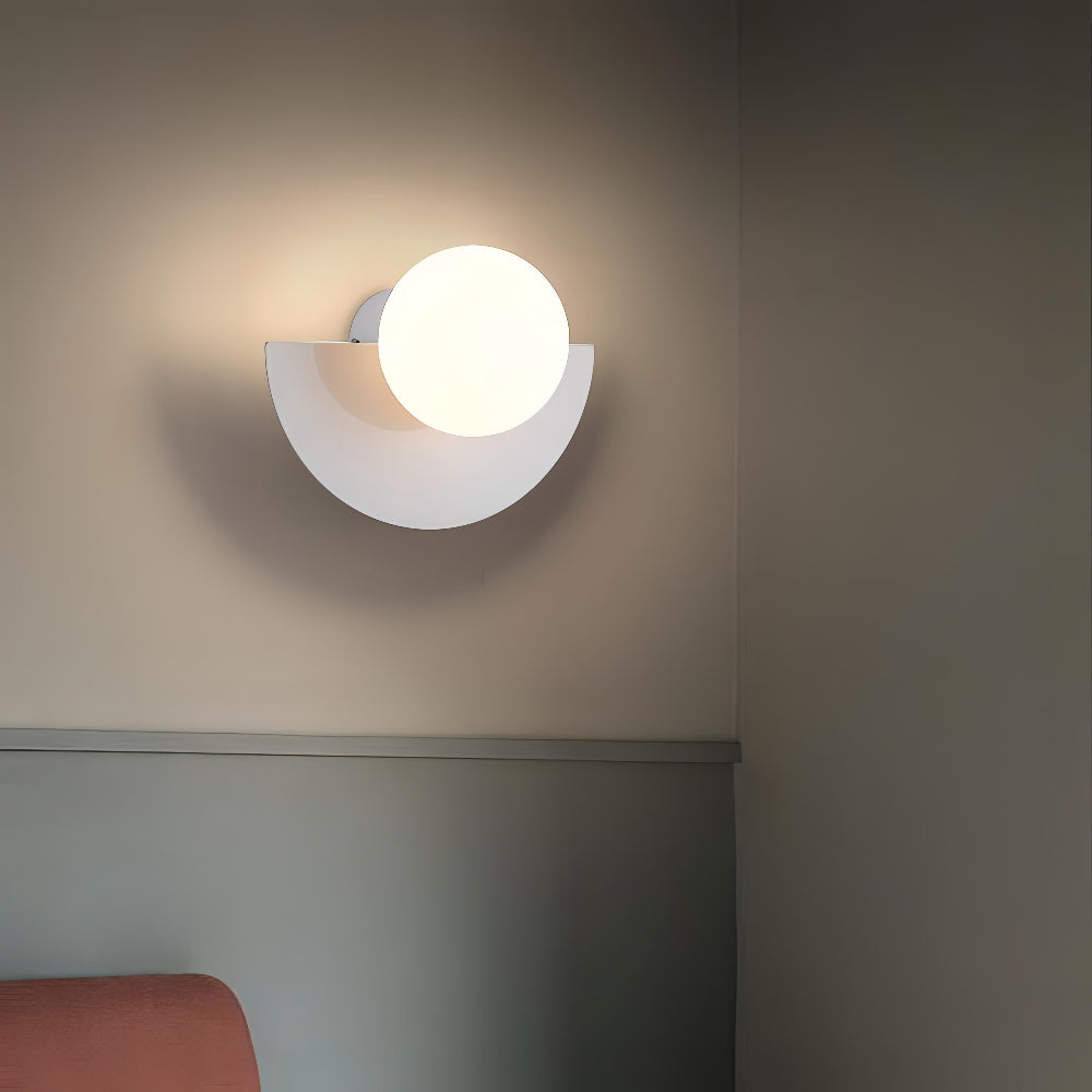 Halfronde Wandlamp van Metaal - Nordic Design voor een Minimalistisch Interieur