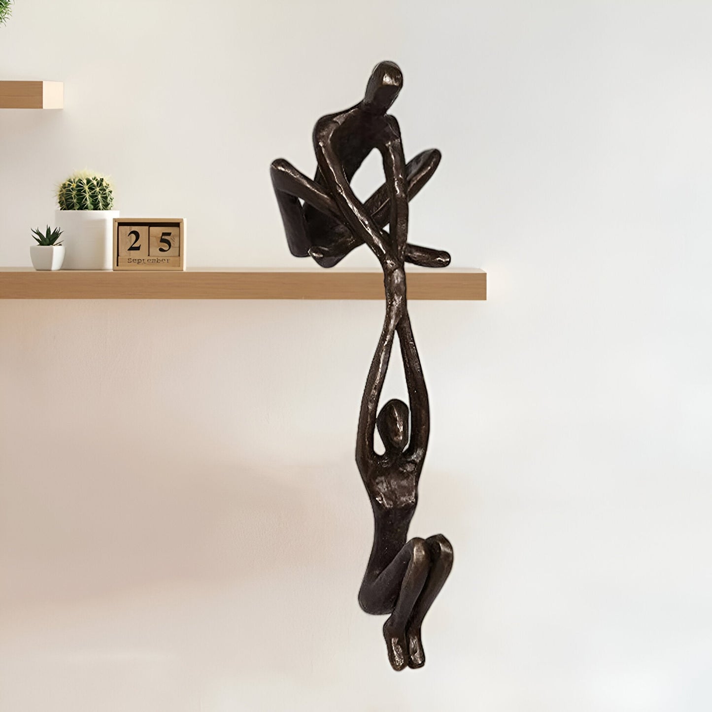 DynamicDuo Liefdevolle Koppel Beeldje van Man die Vrouw Optilt – Decoratief Symbool voor Vertrouwen & Harmonie