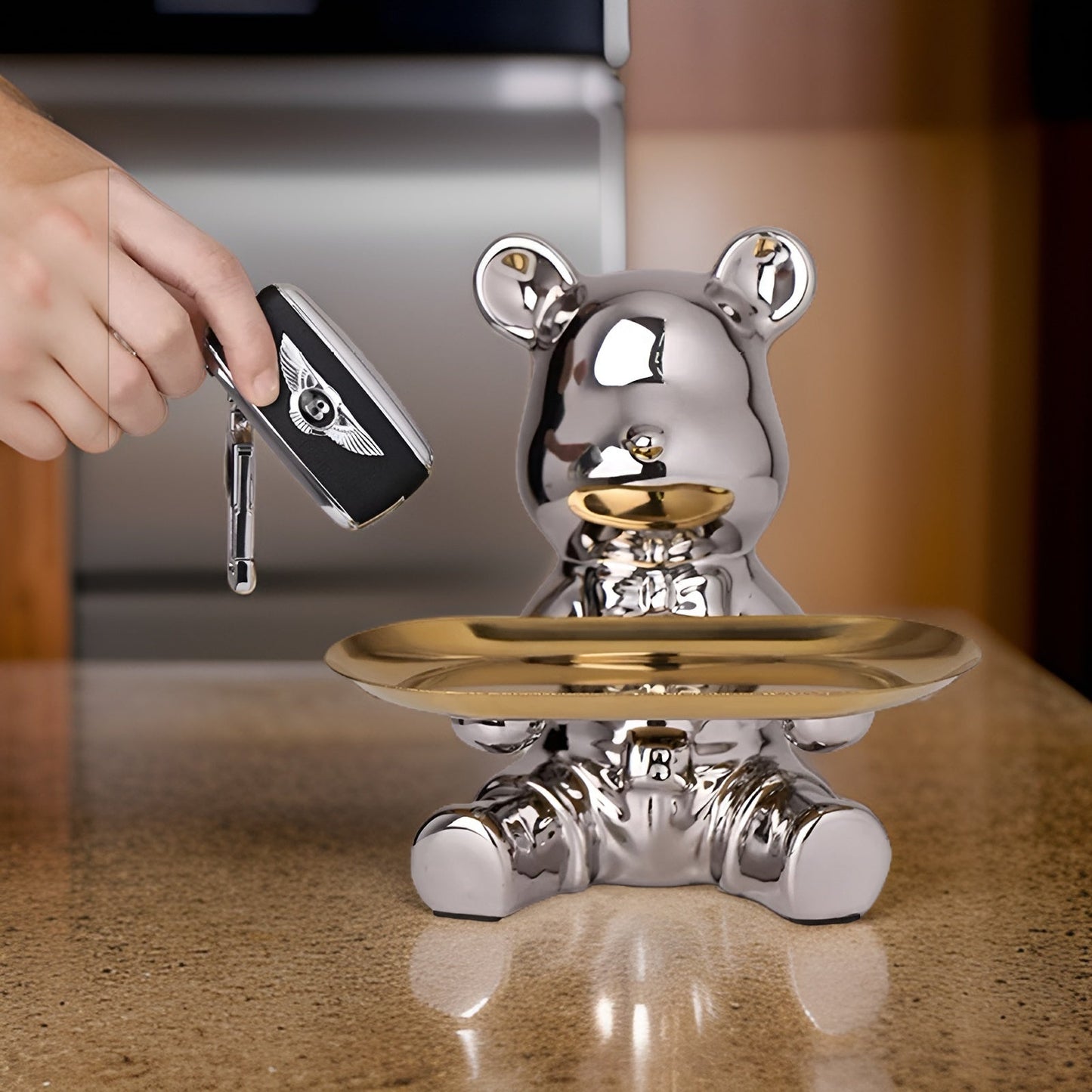 Happy Bear keramisch beeldje met schaal – Luxe decoratief dienblad met metalen voet – Modern design figuur voor woonkamer en hal
