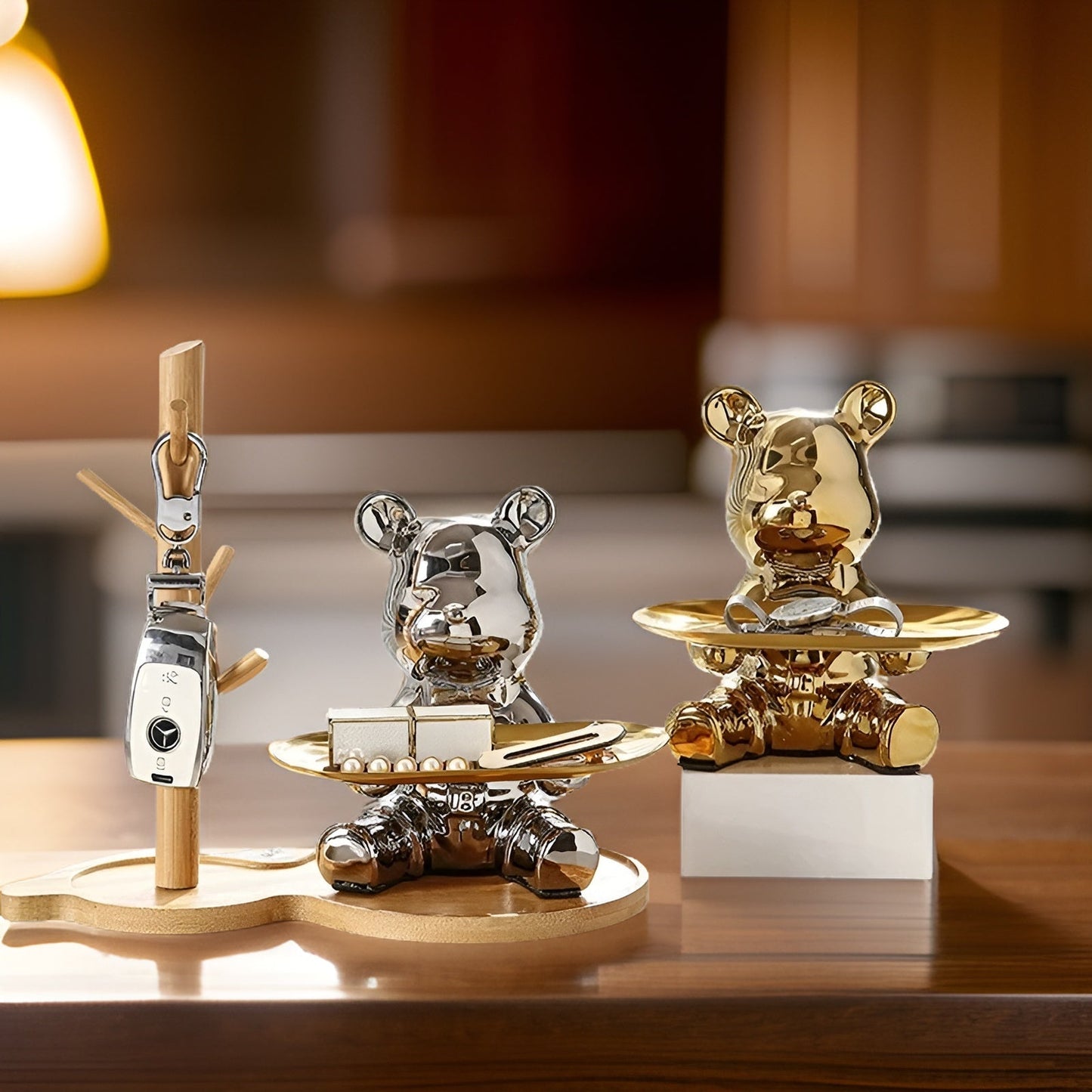 Happy Bear keramisch beeldje met schaal – Luxe decoratief dienblad met metalen voet – Modern design figuur voor woonkamer en hal
