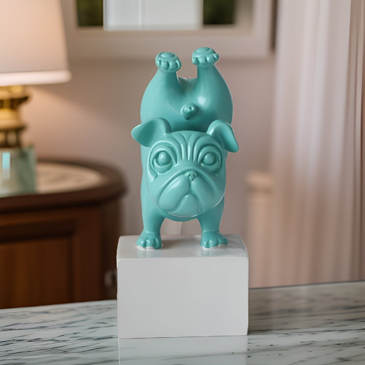 ZenBulldog – Yoga Beeld van Bulldog in Abstracte Stijl | Decoratief Hondenbeeldje in Groen, Geel of Rood
