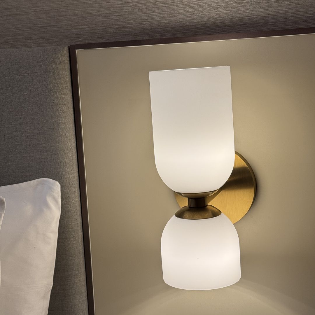 Calma Gouden Wandlamp – Moderne Bedlamp met Dimfunctie en Warm LED Licht