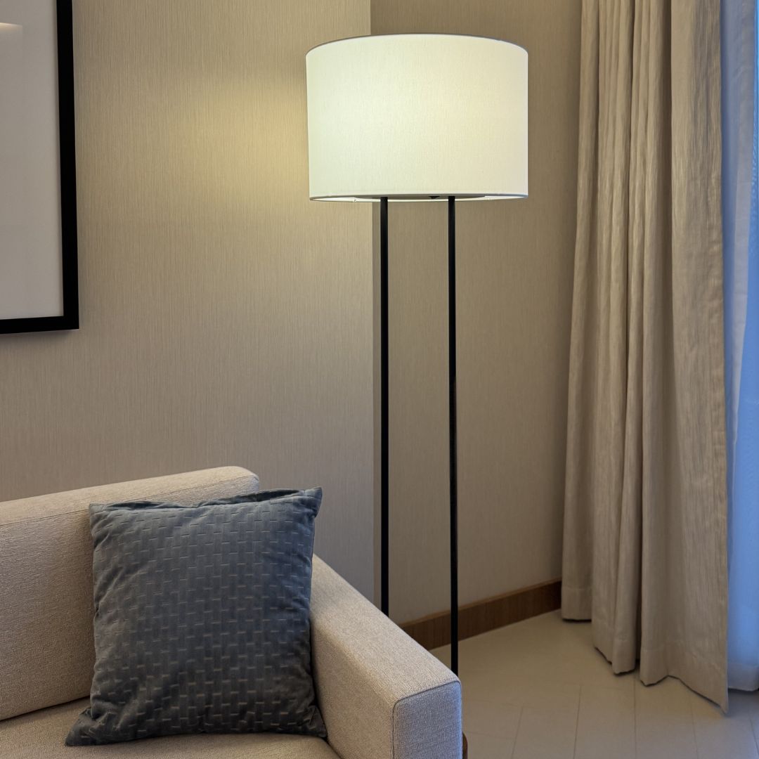 Solaro Zwarte Vloerlamp – Moderne Staande Lamp met Dimfunctie en Warm LED Licht