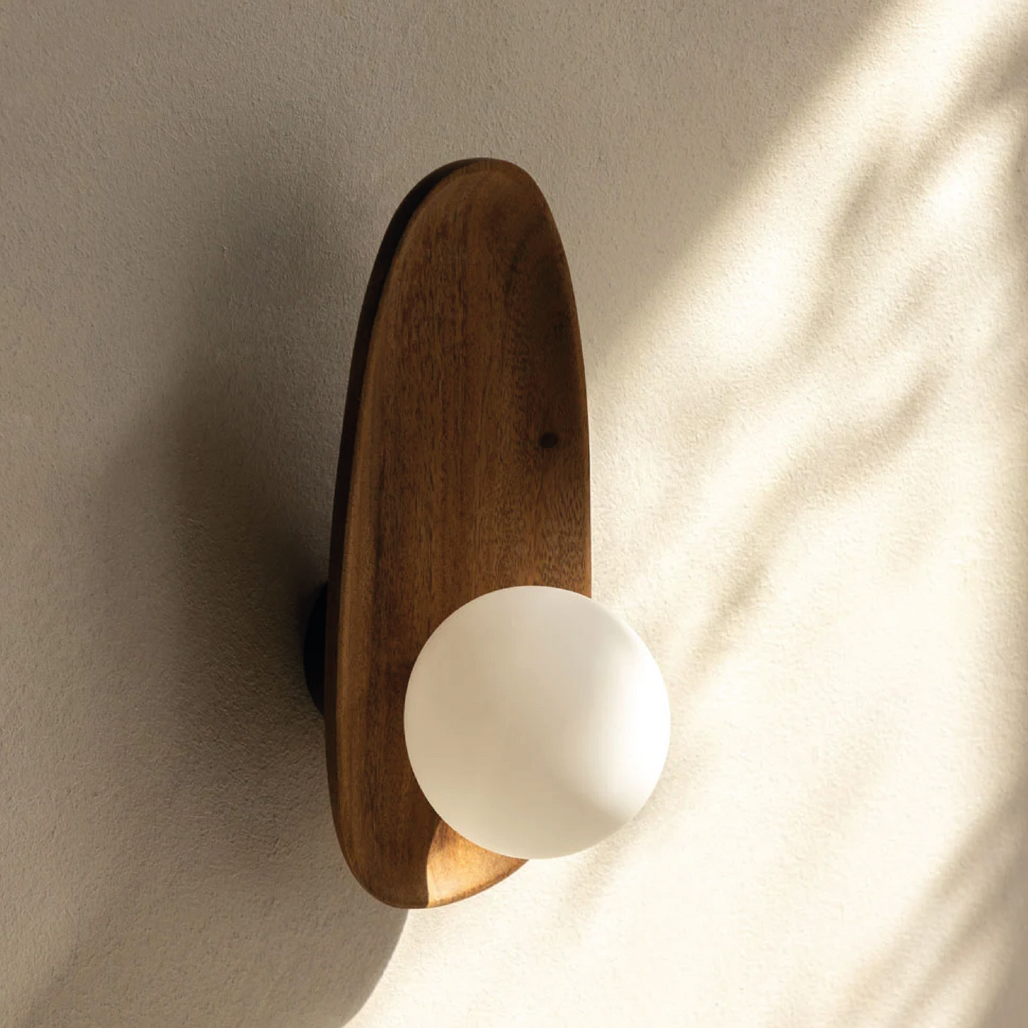 Camille Wandlamp – Natuurlijke Elegantie met Acaciahout en Opaalglas