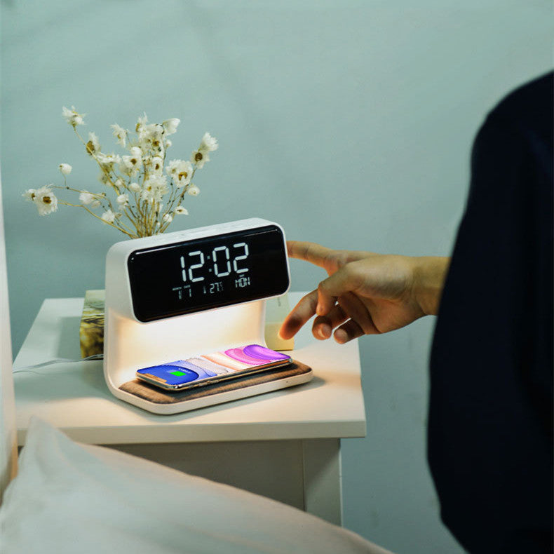 3-in-1 Bedlamp met Draadloze Oplader – LCD Alarmklok & Touch Dimbare LED Tafellamp