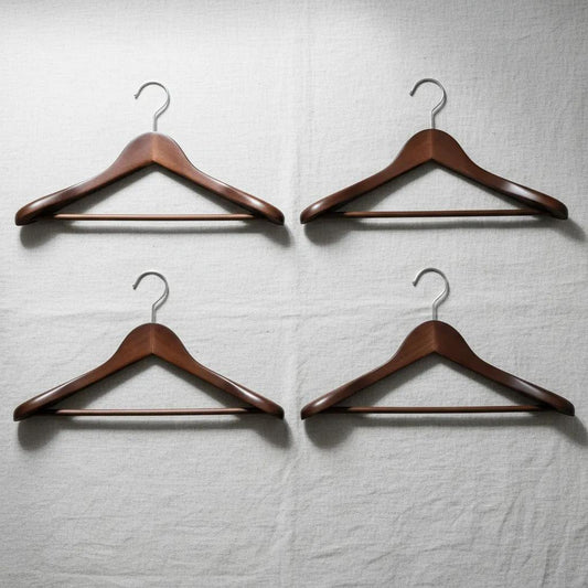 Kleerhangers – Walnoothout met Messing Haak (Set van 4)