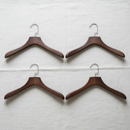 Kleerhangers – Walnoothout met Messing Haak (Set van 4)