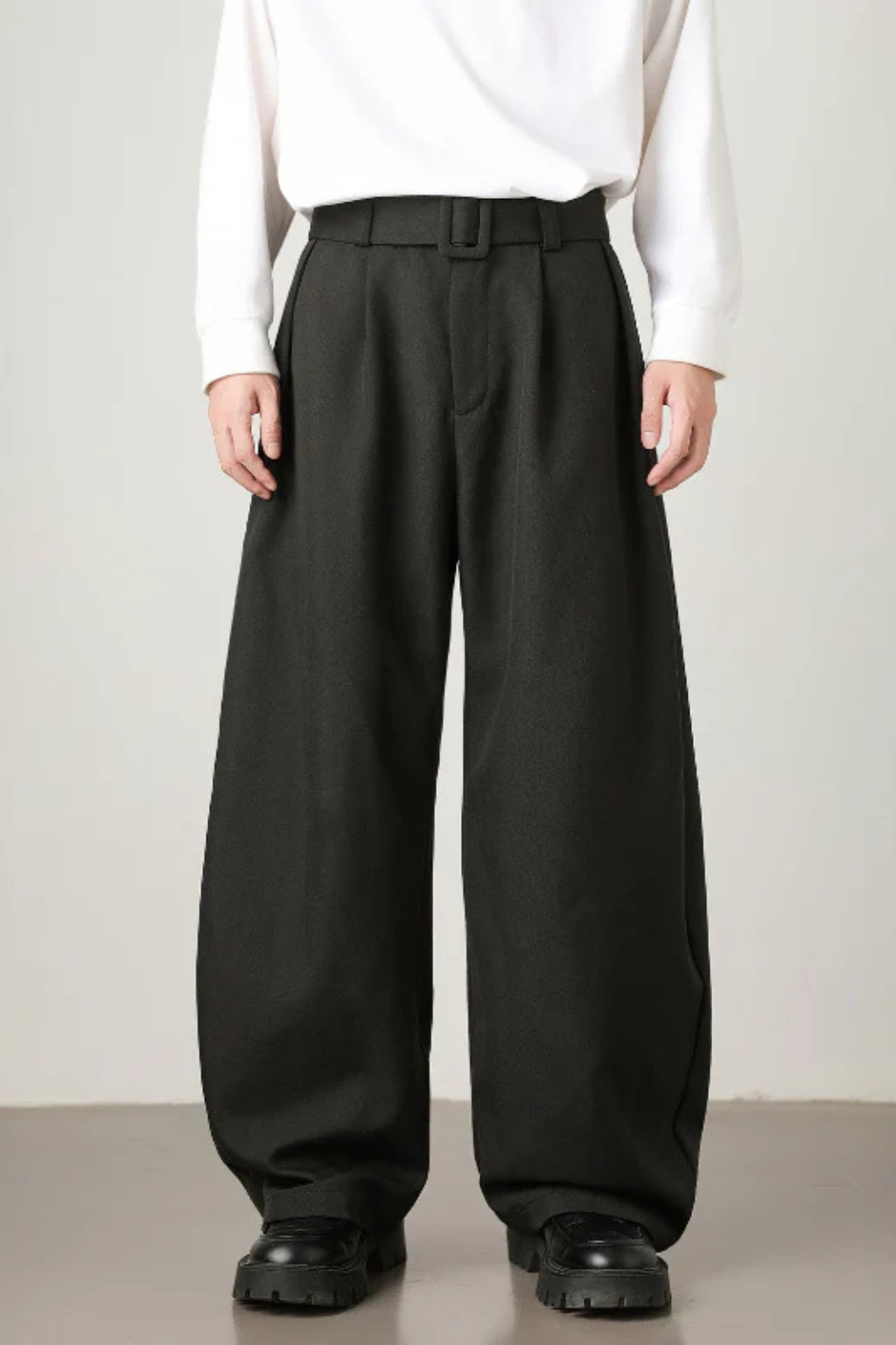 Hoge taille pantalon met riem – Sterk en stijlvol silhouet