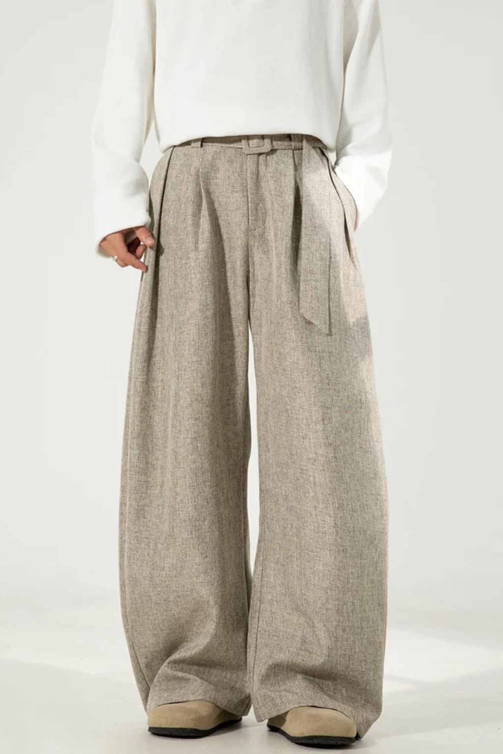 Hoge taille pantalon met riem – Sterk en stijlvol silhouet
