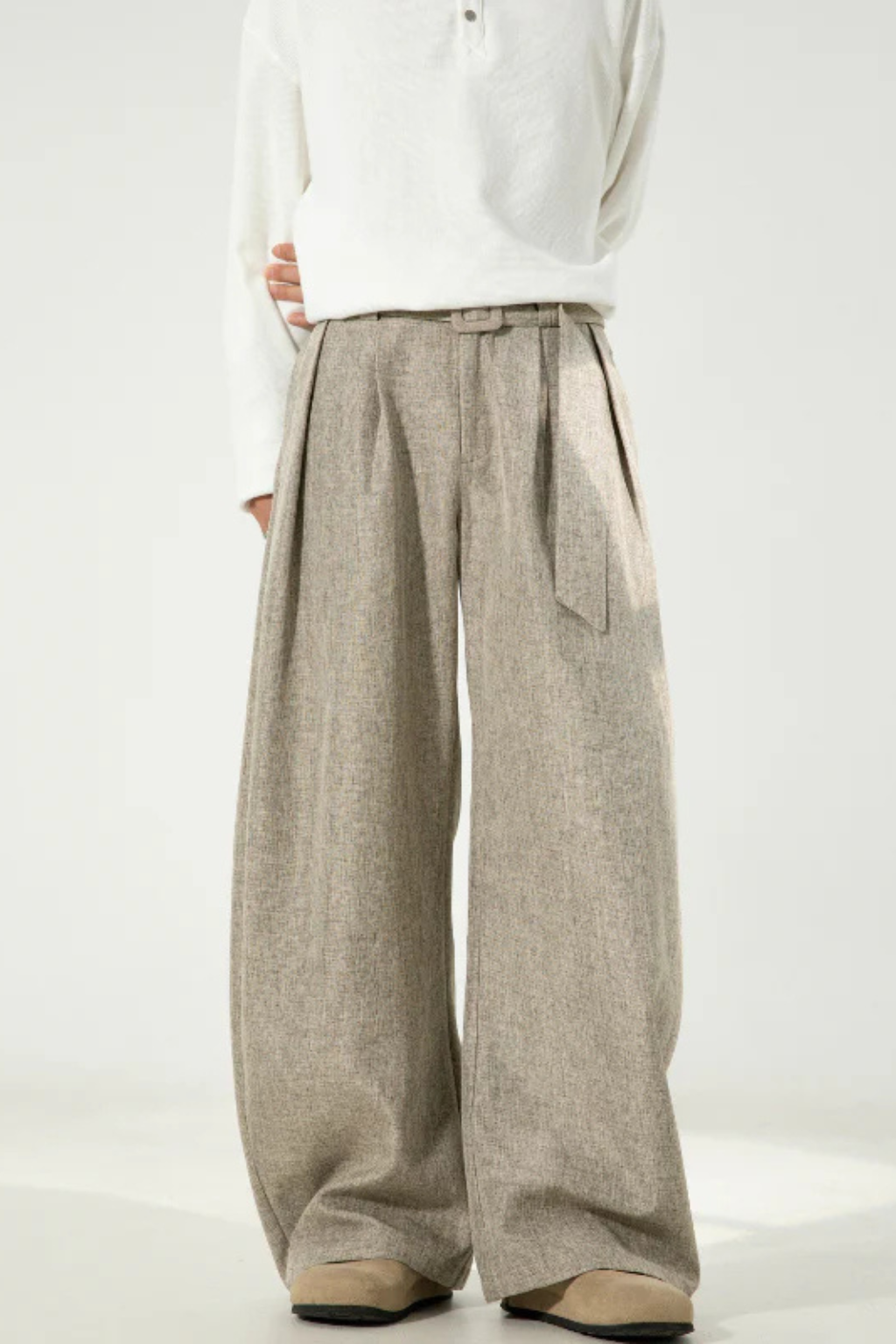 Hoge taille pantalon met riem – Sterk en stijlvol silhouet