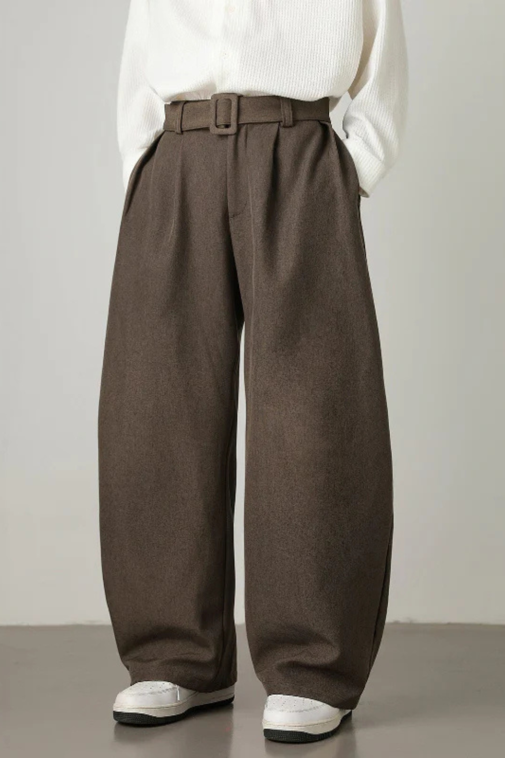 Hoge taille pantalon met riem – Sterk en stijlvol silhouet