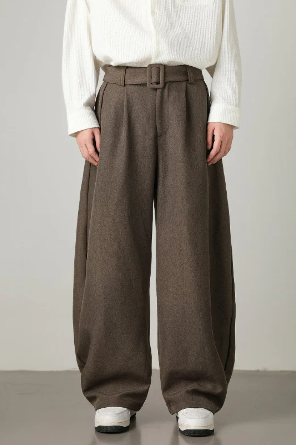 Hoge taille pantalon met riem – Sterk en stijlvol silhouet