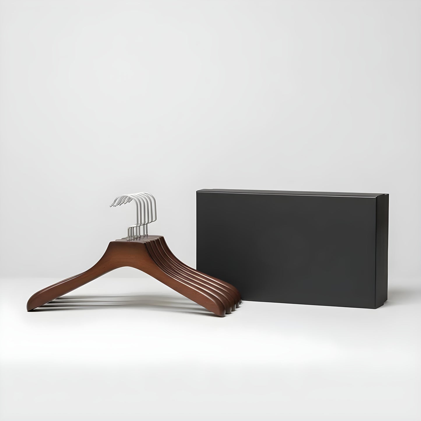 Kleerhangers – Walnoothout met Messing Haak (Set van 4)