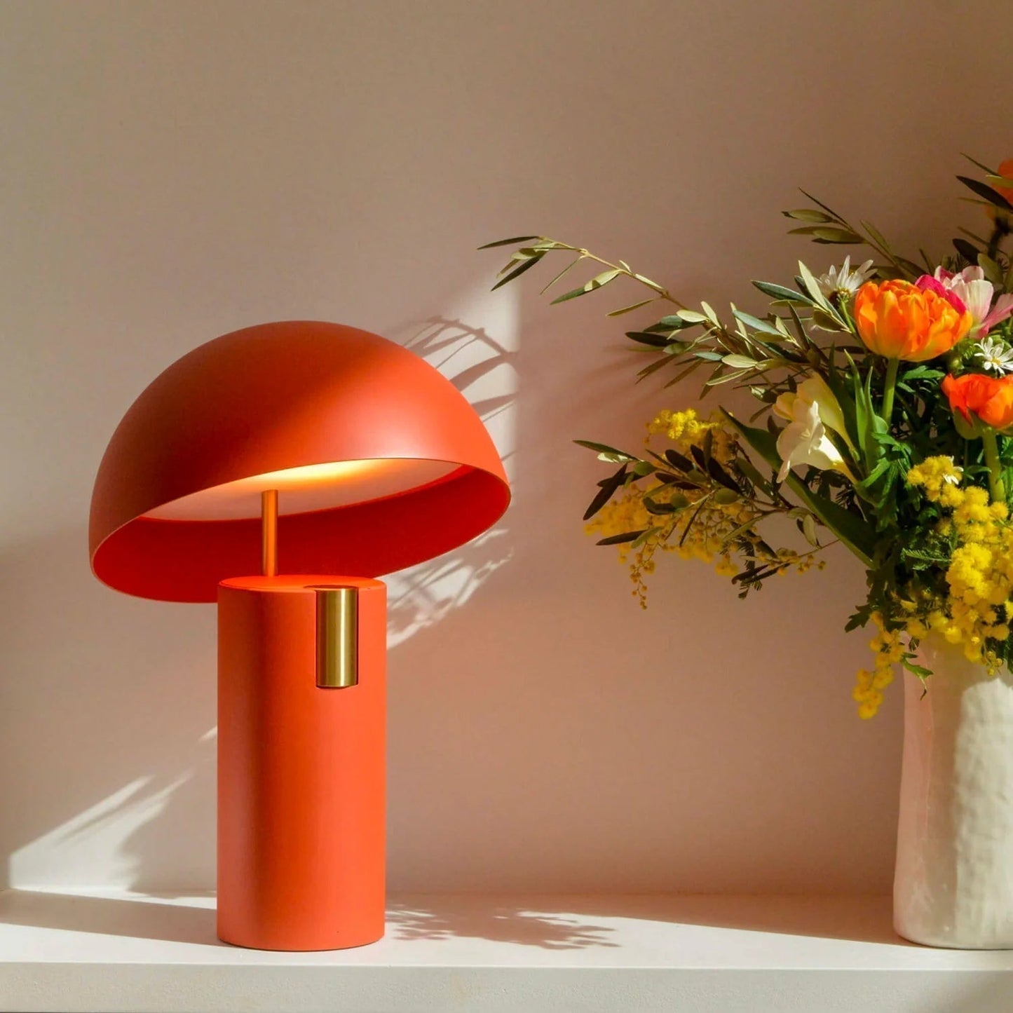 Virella Design Tafellamp – Paddenstoelvormige Lamp in Goud & Wit