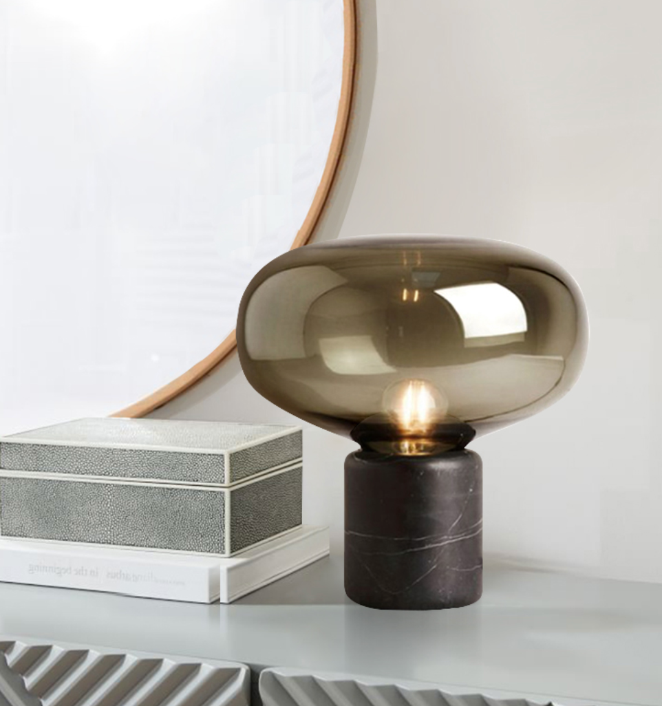 Marvella Retro Geslepen Glazen Tafellamp – Vintage Designlamp met Metalen Voet en Dimbare LED Verlichting voor Sfeervolle Interieurs