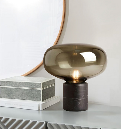 Marvella Retro Geslepen Glazen Tafellamp – Vintage Designlamp met Metalen Voet en Dimbare LED Verlichting voor Sfeervolle Interieurs