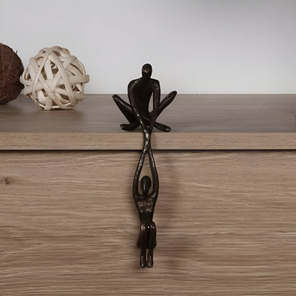 DynamicDuo Liefdevolle Koppel Beeldje van Man die Vrouw Optilt – Decoratief Symbool voor Vertrouwen & Harmonie
