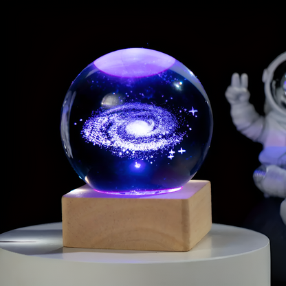 GalaxiaSphere Kristallen Galaxie Lamp – LED Lichtbol met Houten Voet en Kosmisch Effect