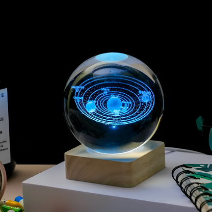 GalaxiaSphere Kristallen Galaxie Lamp – LED Lichtbol met Houten Voet en Kosmisch Effect