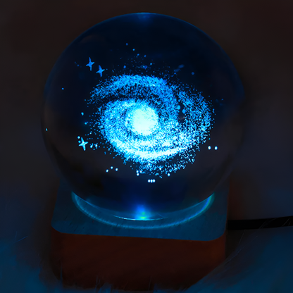 GalaxiaSphere Kristallen Galaxie Lamp – LED Lichtbol met Houten Voet en Kosmisch Effect