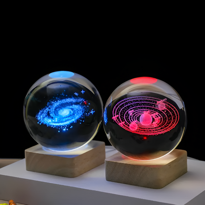 GalaxiaSphere Kristallen Galaxie Lamp – LED Lichtbol met Houten Voet en Kosmisch Effect