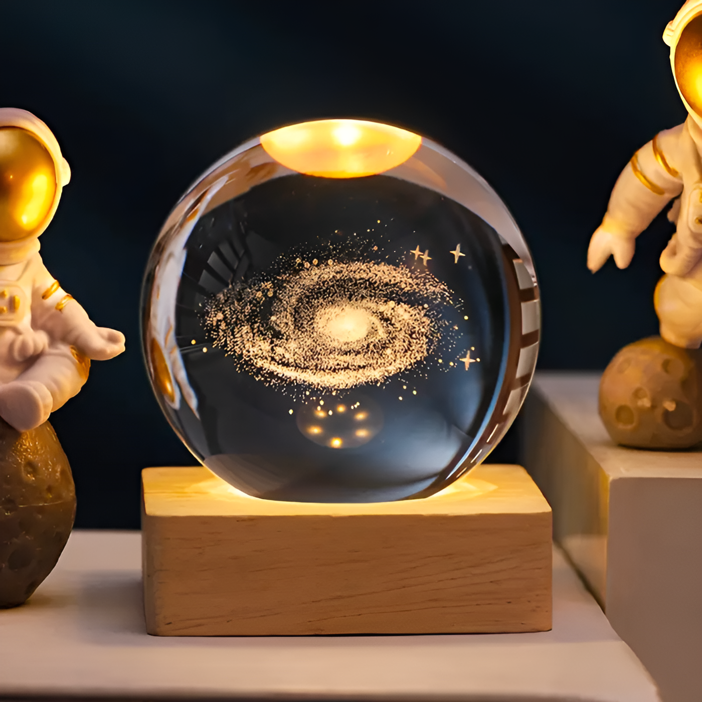 GalaxiaSphere Kristallen Galaxie Lamp – LED Lichtbol met Houten Voet en Kosmisch Effect