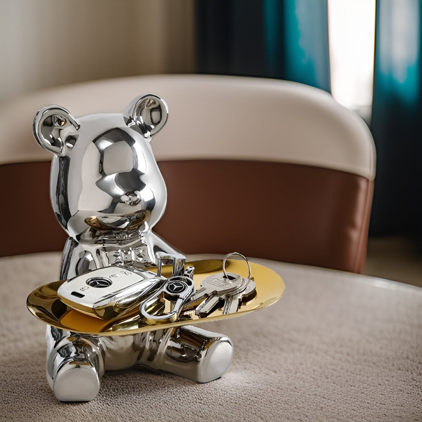 Happy Bear keramisch beeldje met schaal – Luxe decoratief dienblad met metalen voet – Modern design figuur voor woonkamer en hal