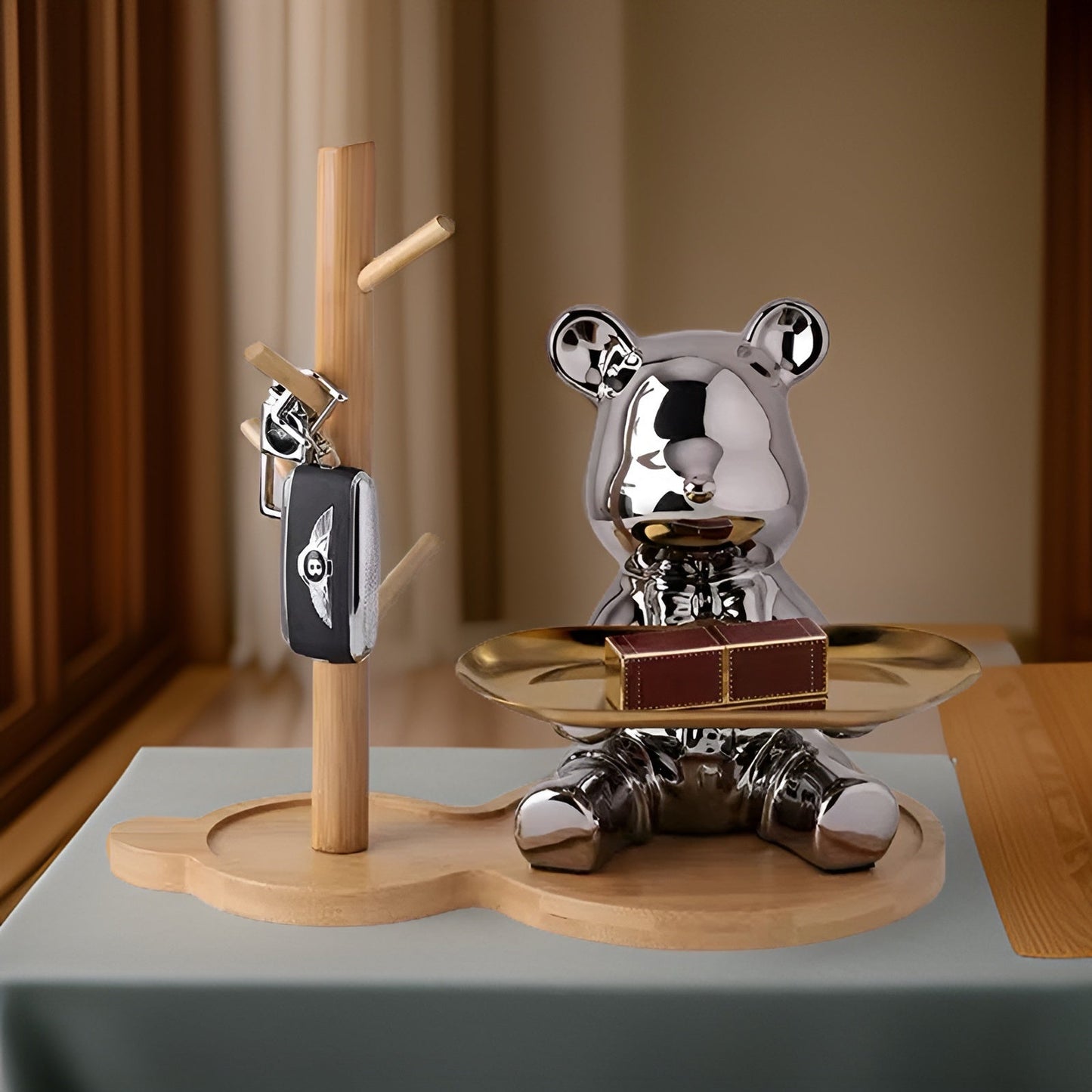 Happy Bear keramisch beeldje met schaal – Luxe decoratief dienblad met metalen voet – Modern design figuur voor woonkamer en hal