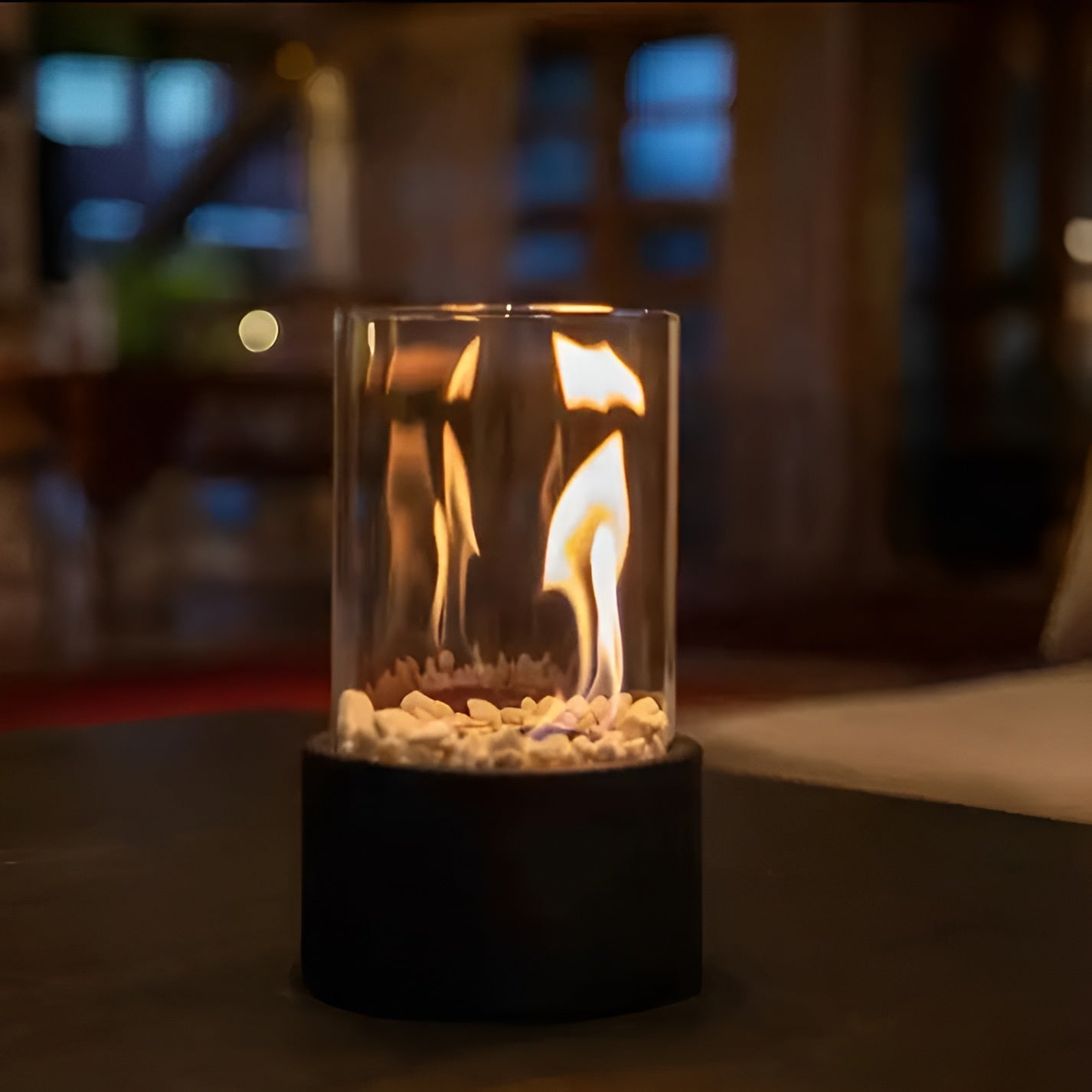 SleekFlame Tafelhaard – Stijlvolle Zwarte Bio-Ethanol Vuurtafel met Glascilinder voor Binnen & Buiten