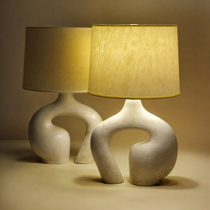 Eryne Minimalistische Hars Tafellamp – Moderne Designlamp met Keramische Voet en Zachte Warme Verlichting voor Rustige Interieurs