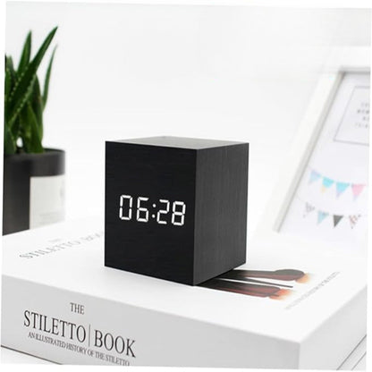 Digitale LED Wekker met Nachtmodus – Compact Formaat, Houtlook & Instelbare Helderheid
