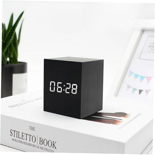 Digitale LED Wekker met Nachtmodus – Compact Formaat, Houtlook & Instelbare Helderheid