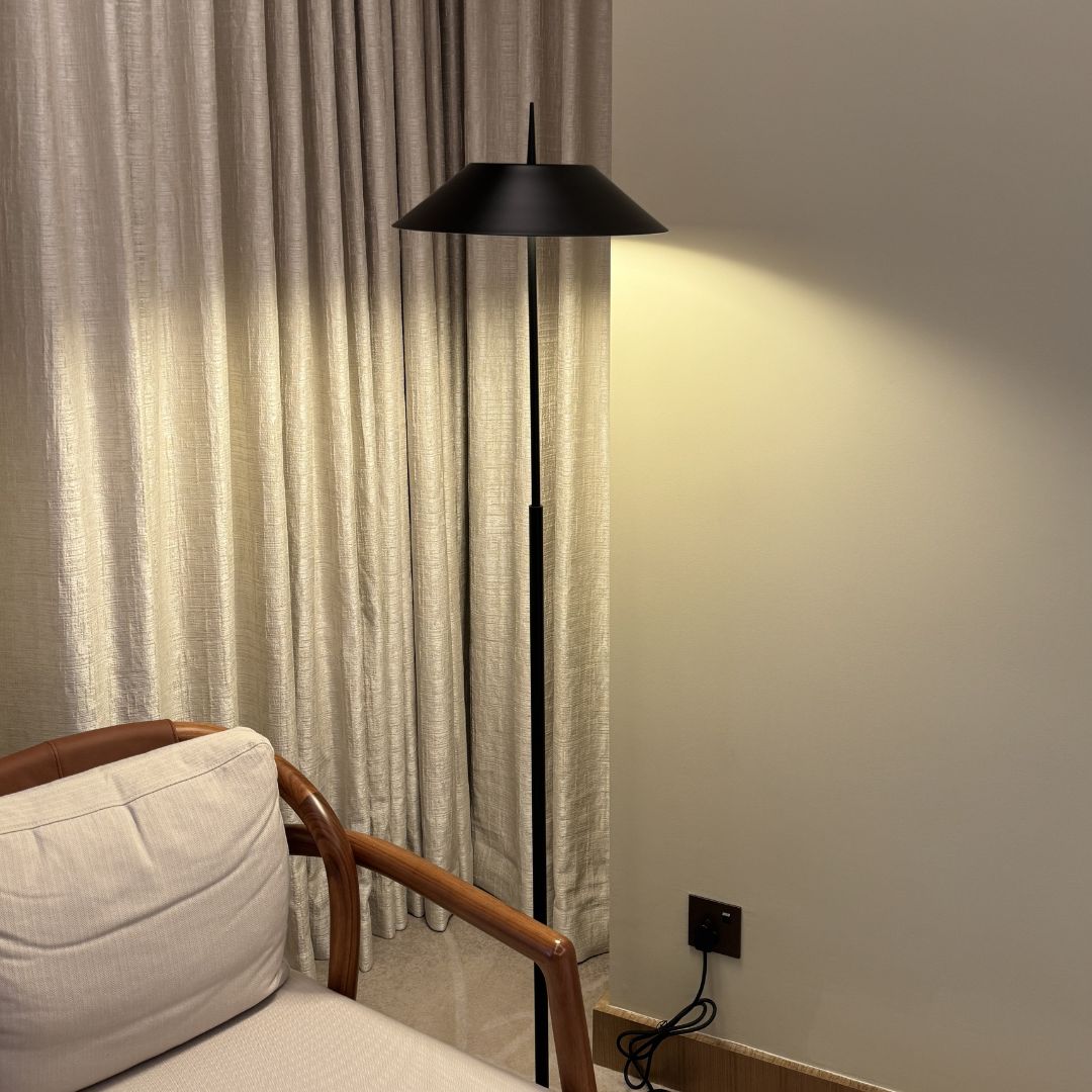 Arvion Zwarte Vloerlamp – Moderne Staande LED Lamp met Dimfunctie
