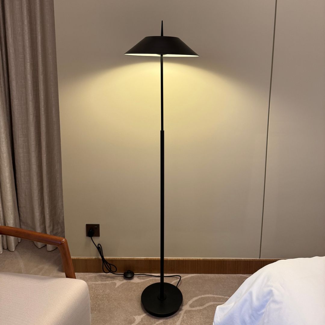 Arvion Zwarte Vloerlamp – Moderne Staande LED Lamp met Dimfunctie