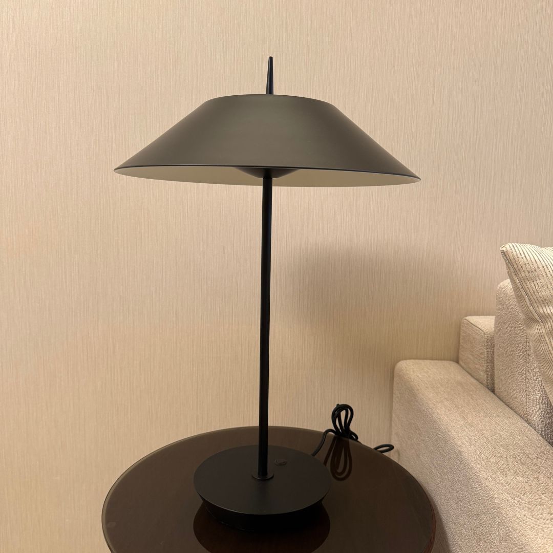 Elvoro Zwarte Tafellamp – Moderne Designlamp van Metaal met Warm LED Licht