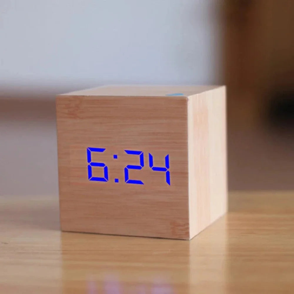Digitale LED Wekker met Nachtmodus – Compact Formaat, Houtlook & Instelbare Helderheid