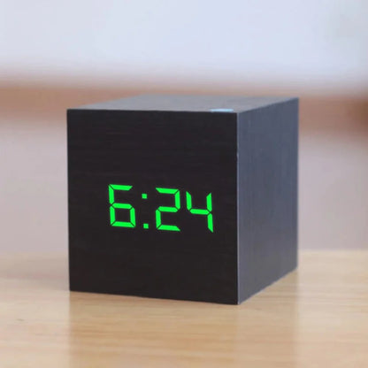 Digitale LED Wekker met Nachtmodus – Compact Formaat, Houtlook & Instelbare Helderheid