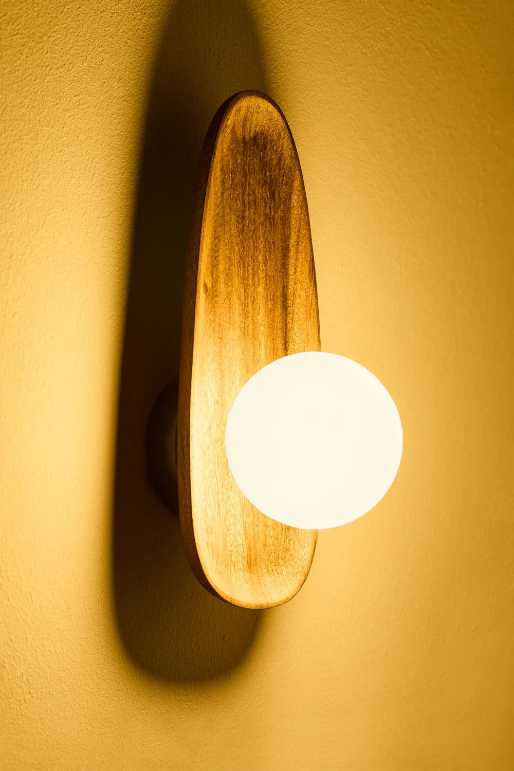 Camille Wandlamp – Natuurlijke Elegantie met Acaciahout en Opaalglas