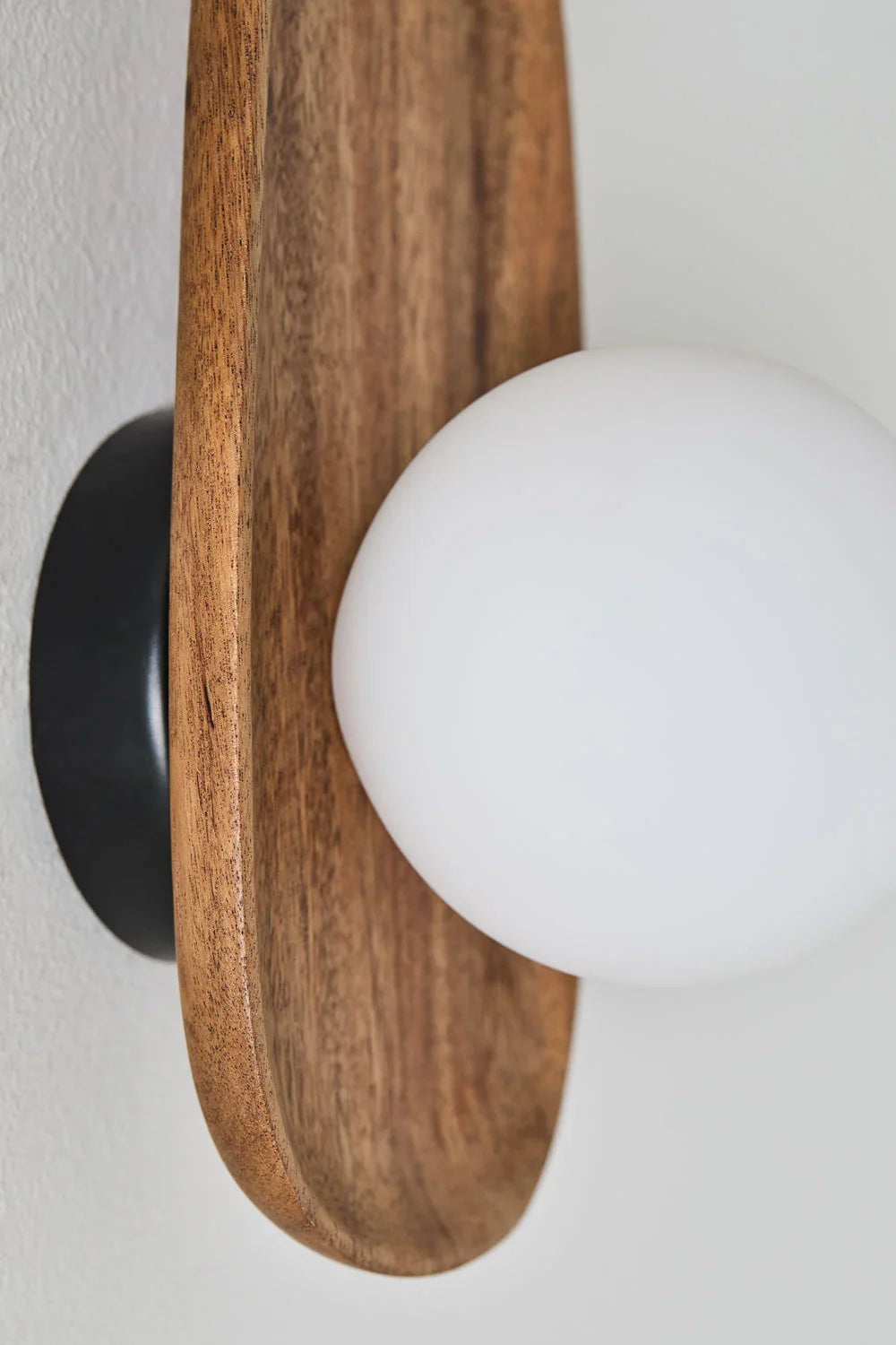 Camille Wandlamp – Natuurlijke Elegantie met Acaciahout en Opaalglas