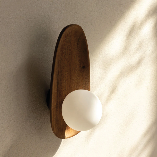 Camille Wandlamp – Natuurlijke Elegantie met Acaciahout en Opaalglas