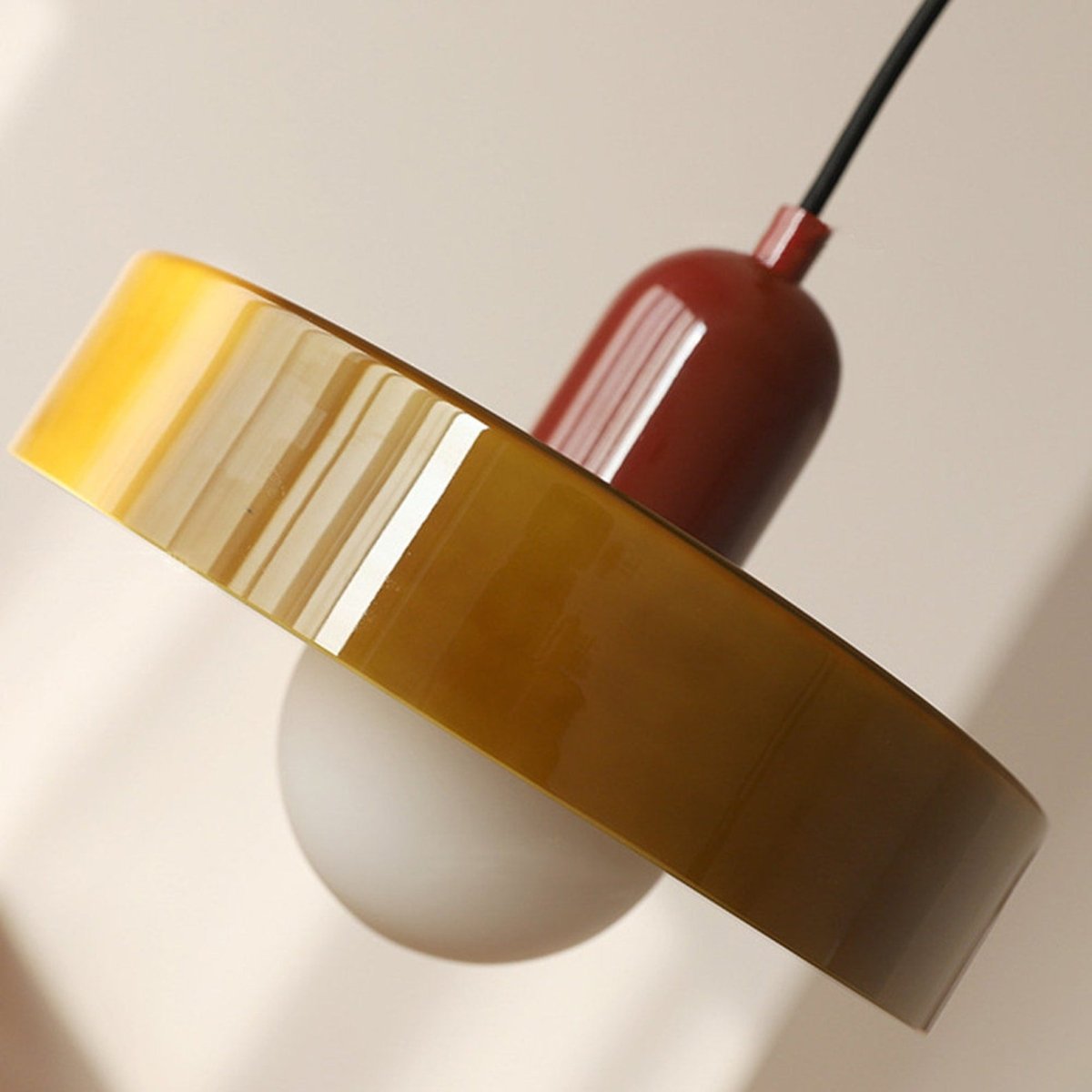 Bauhaus Hanglamp van Gekleurd Glas – Tijdloze Elegantie en Kunstzinnig Design