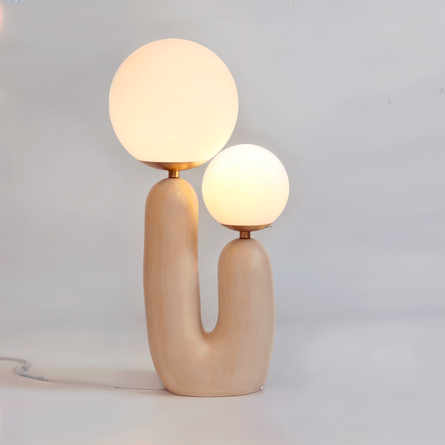 Elora Minimalistische Hars Tafellamp – Moderne Designlamp met Keramische Voet en Zacht Diffuus Licht voor Rustige Interieurs