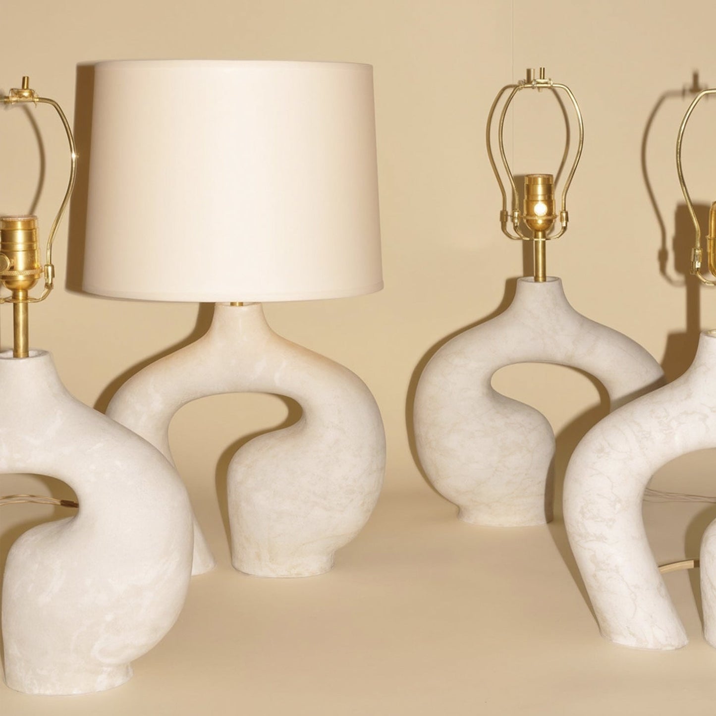 Eryne Minimalistische Hars Tafellamp – Moderne Designlamp met Keramische Voet en Zachte Warme Verlichting voor Rustige Interieurs