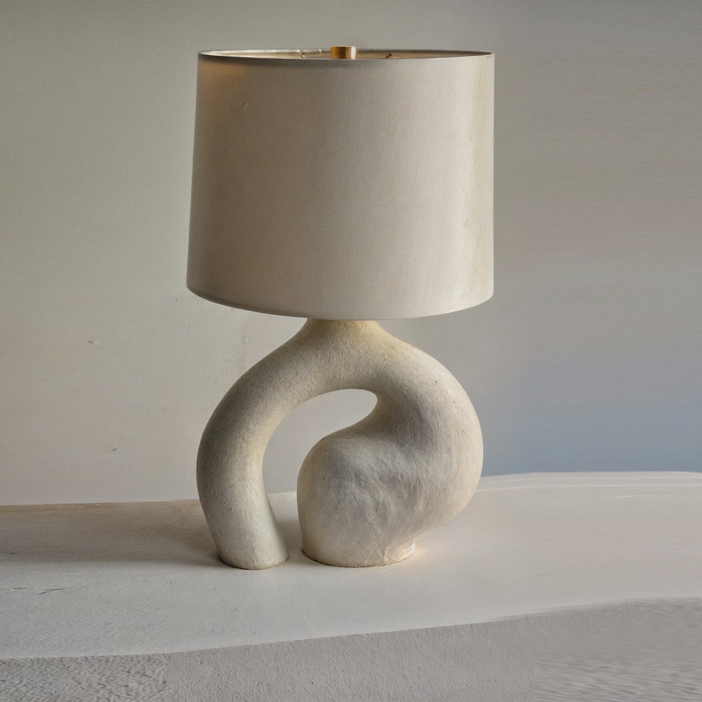 Eryne Minimalistische Hars Tafellamp – Moderne Designlamp met Keramische Voet en Zachte Warme Verlichting voor Rustige Interieurs