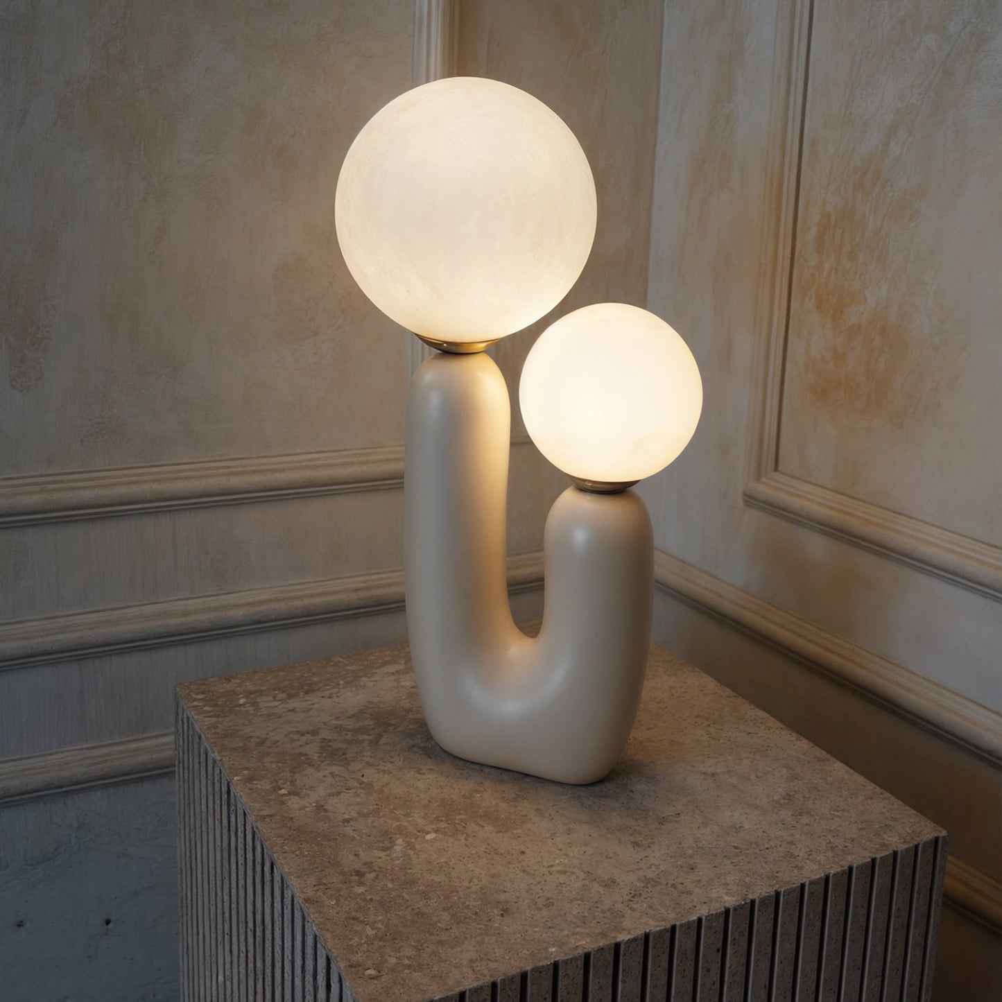 Elora Minimalistische Hars Tafellamp – Moderne Designlamp met Keramische Voet en Zacht Diffuus Licht voor Rustige Interieurs