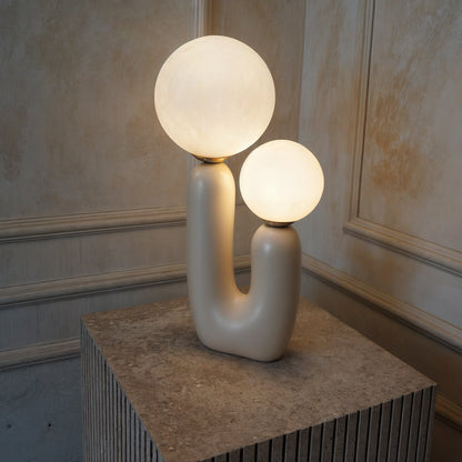 Elora Minimalistische Hars Tafellamp – Moderne Designlamp met Keramische Voet en Zacht Diffuus Licht voor Rustige Interieurs