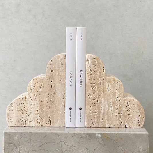 Mura Cloud Boekensteunen van Travertin – Handgeslepen Natuursteen Boekenhouders met Organische Vorm voor Luxe Interieurs