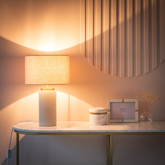 Cerona Keramische Tafellamp – Ribbelstructuur en Stoffen Kap in Tijdloos Design