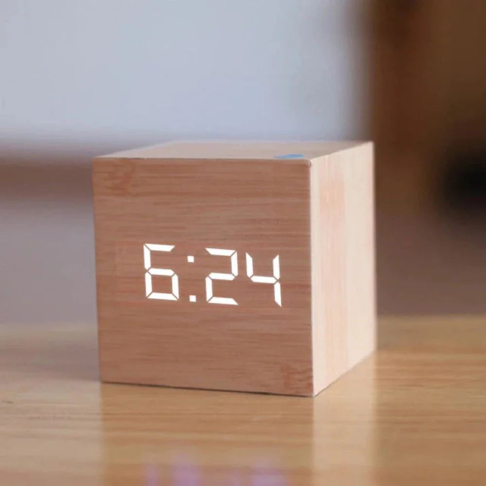 Digitale LED Wekker met Nachtmodus – Compact Formaat, Houtlook & Instelbare Helderheid